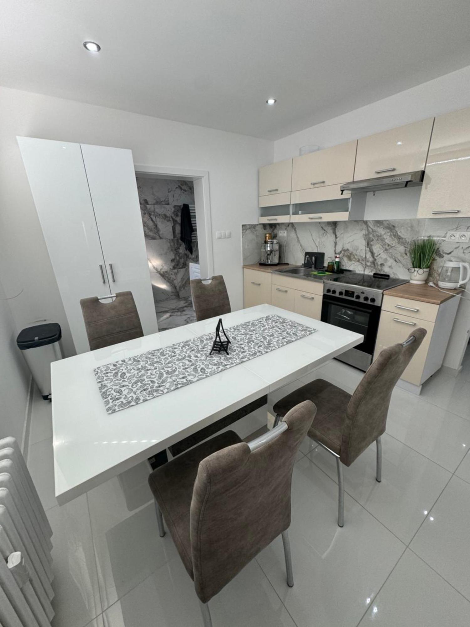 Peti Apartman Centrum Galánta Kültér fotó