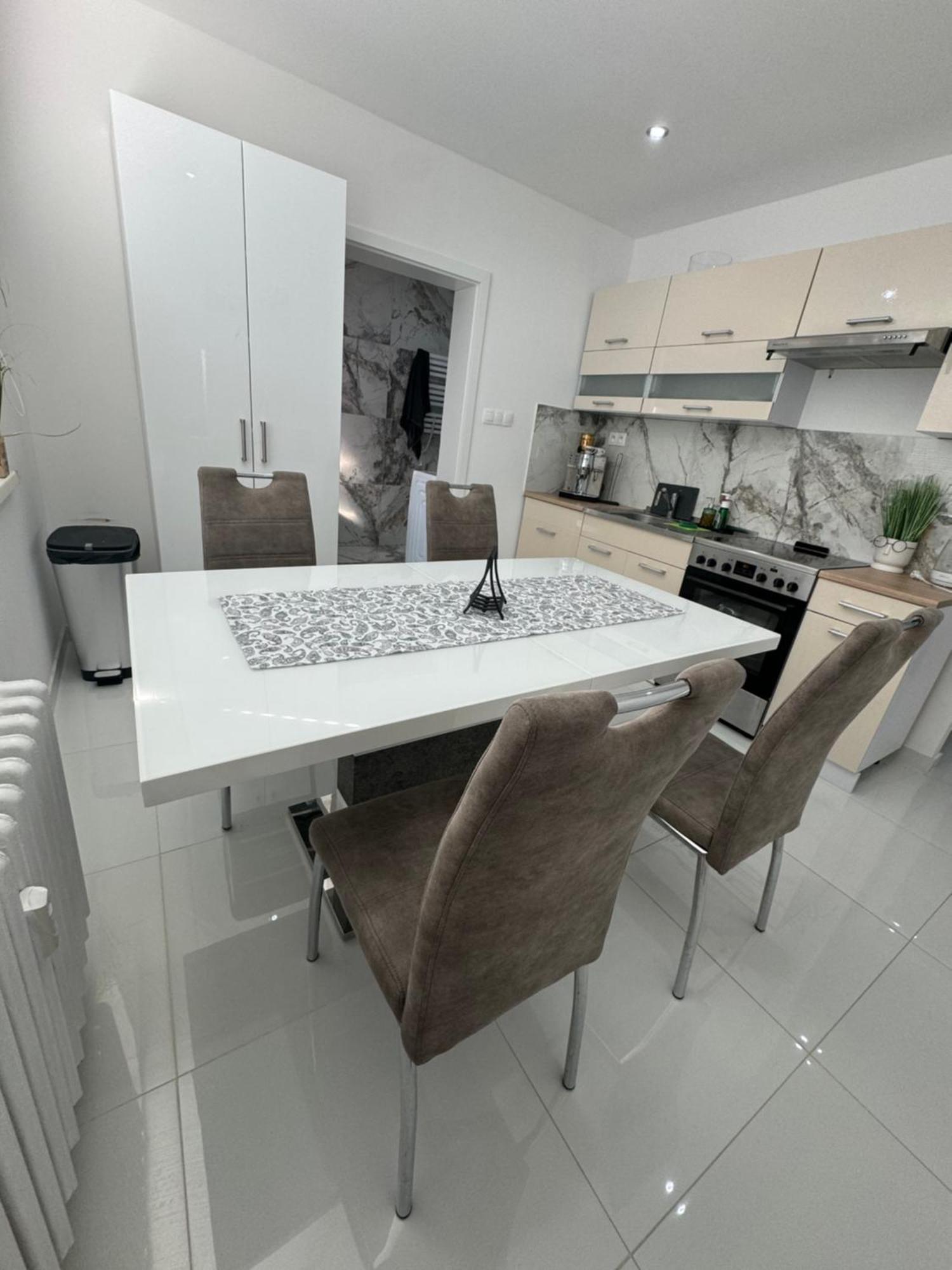 Peti Apartman Centrum Galánta Kültér fotó